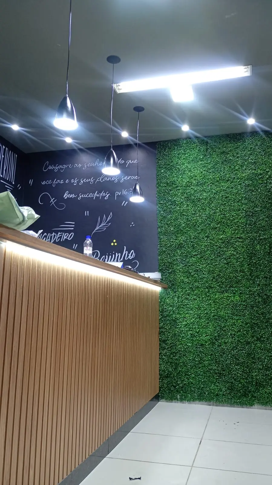 Balcão comercial com iluminação interna instalada.