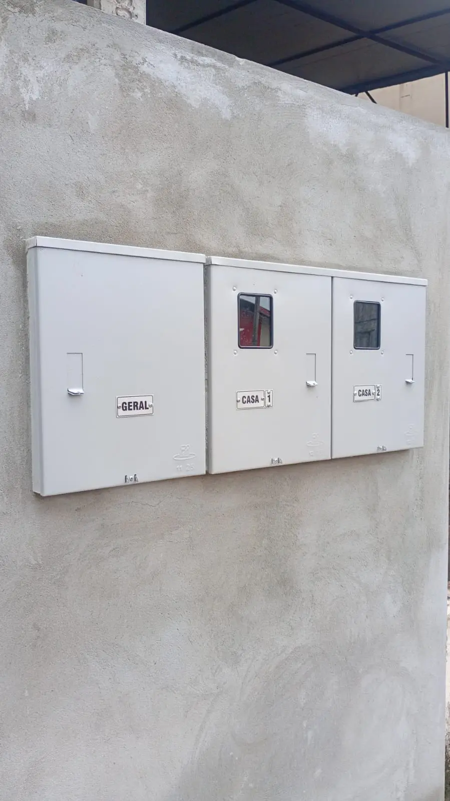 Caixas elétricas de área comum identificadas na parede externa.
