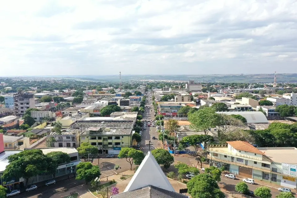 Vista aérea do centro de Sarandi, com a avenida principal e o entorno.