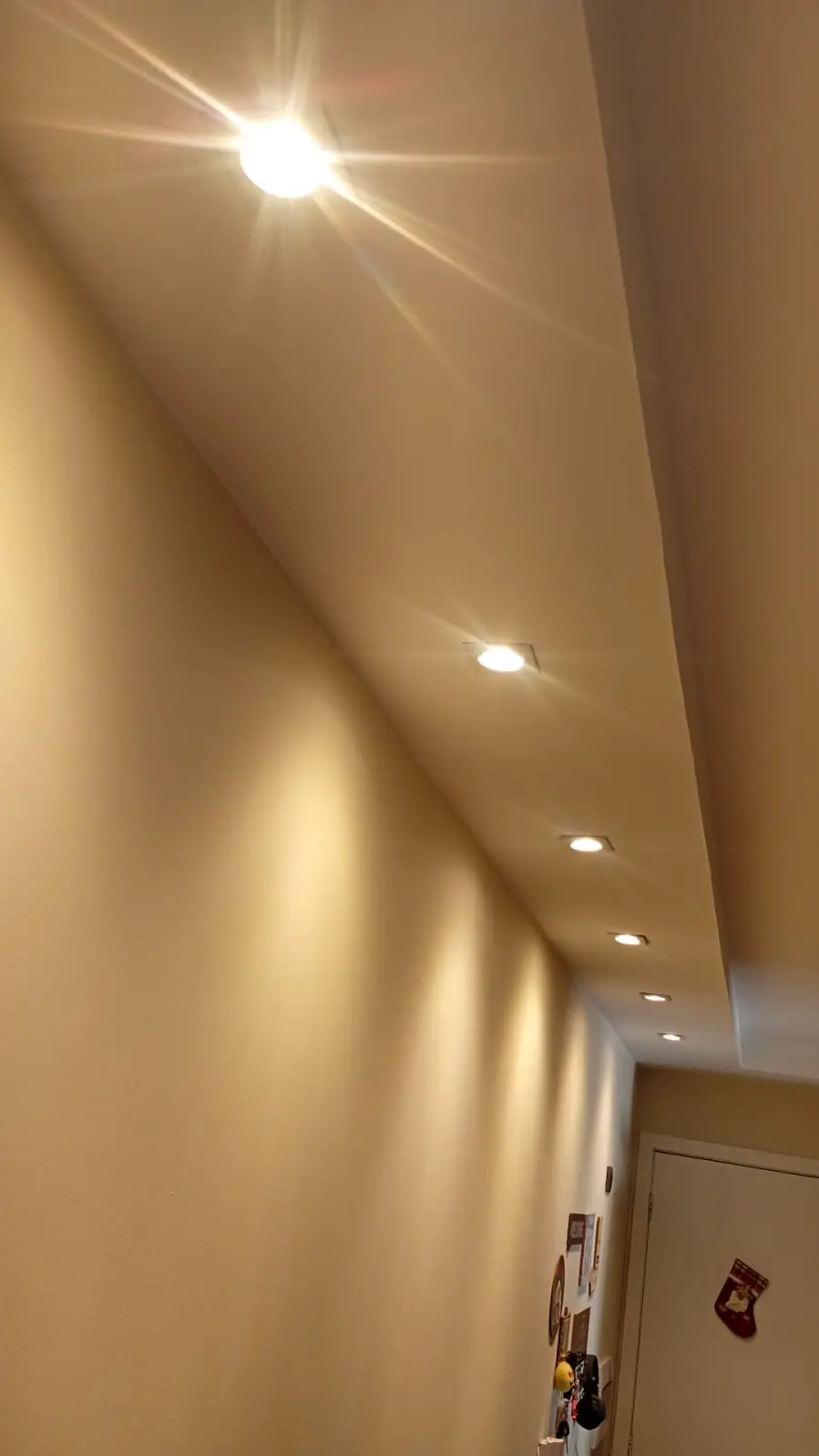 Corredor com spots de LED embutidos no teto.