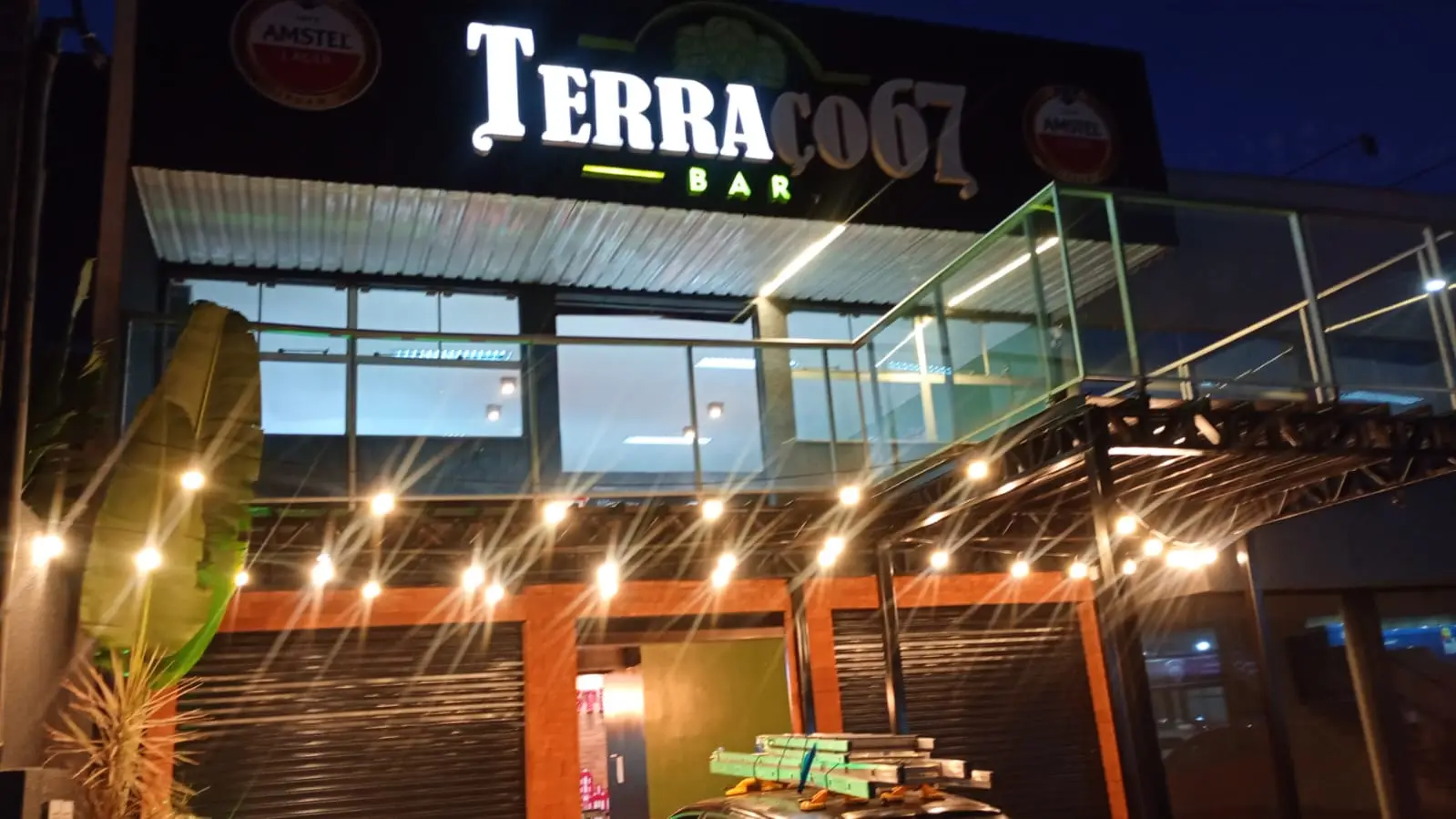Fachada comercial com iluminação LED noturna instalada.