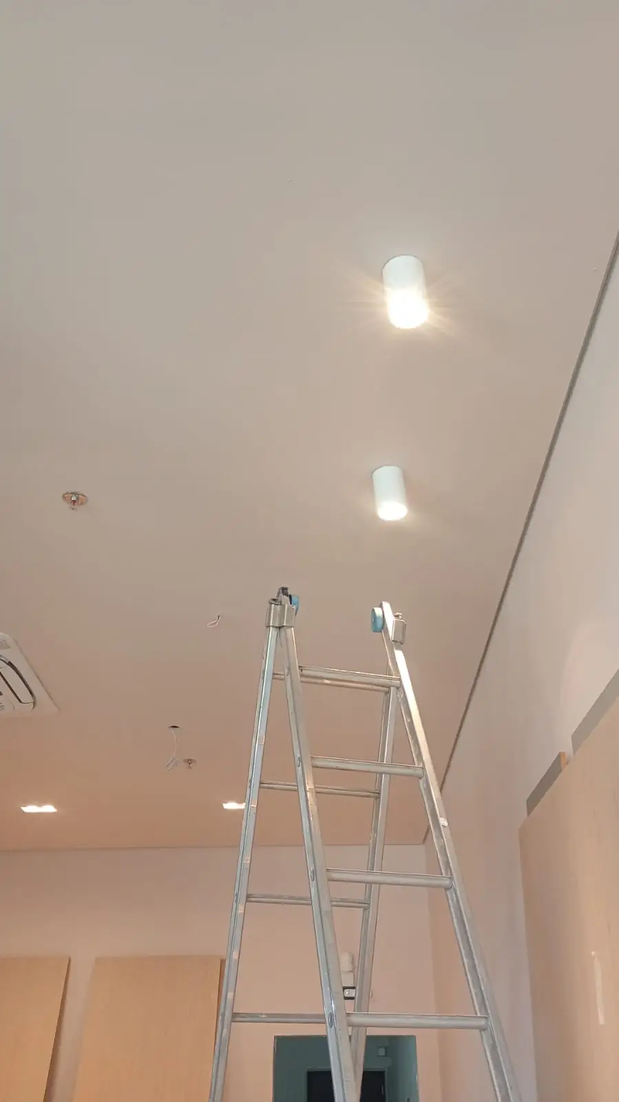 Forro de gesso com spots de LED durante a instalação.