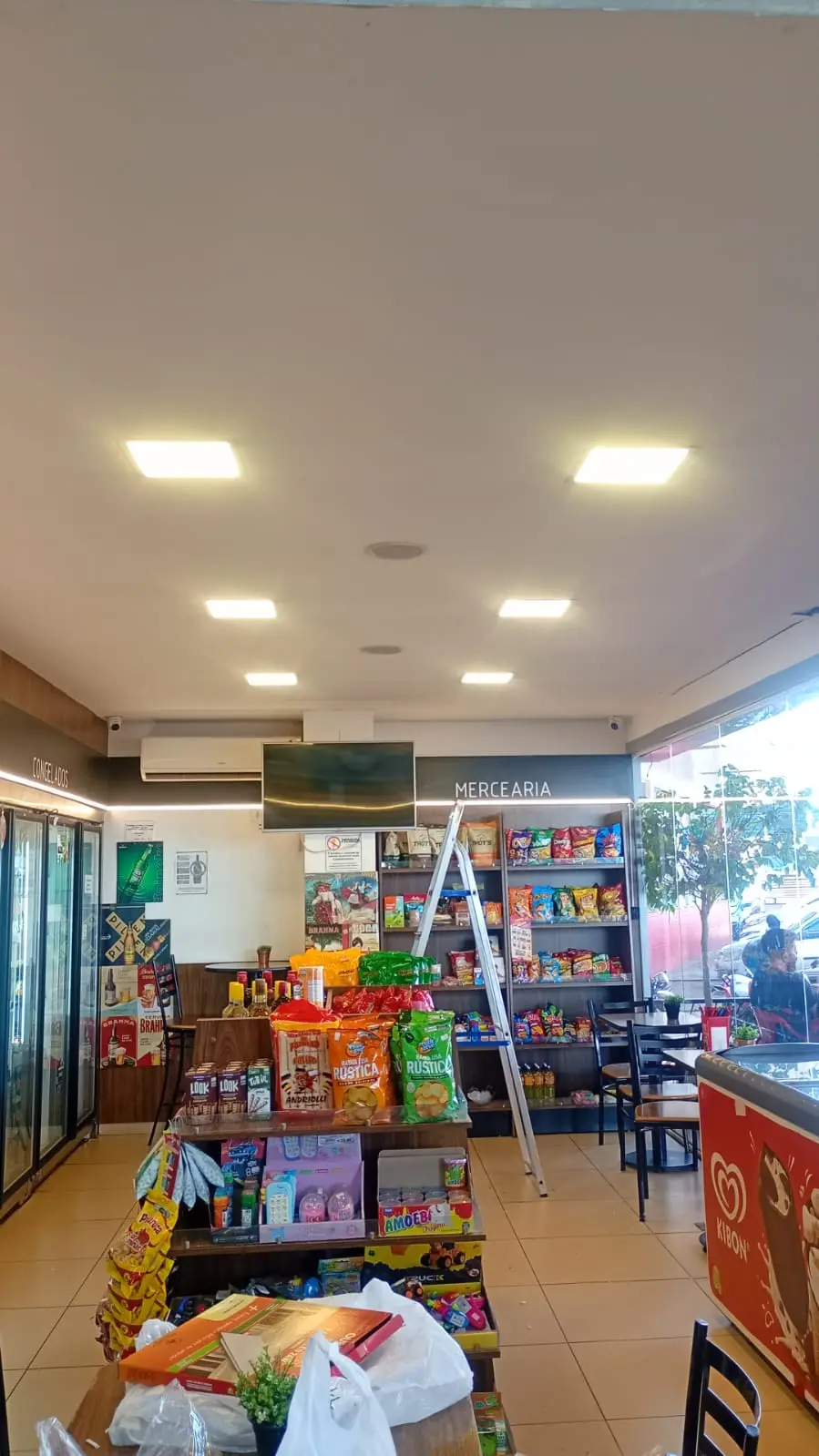 Interior de loja com iluminação de teto instalada.