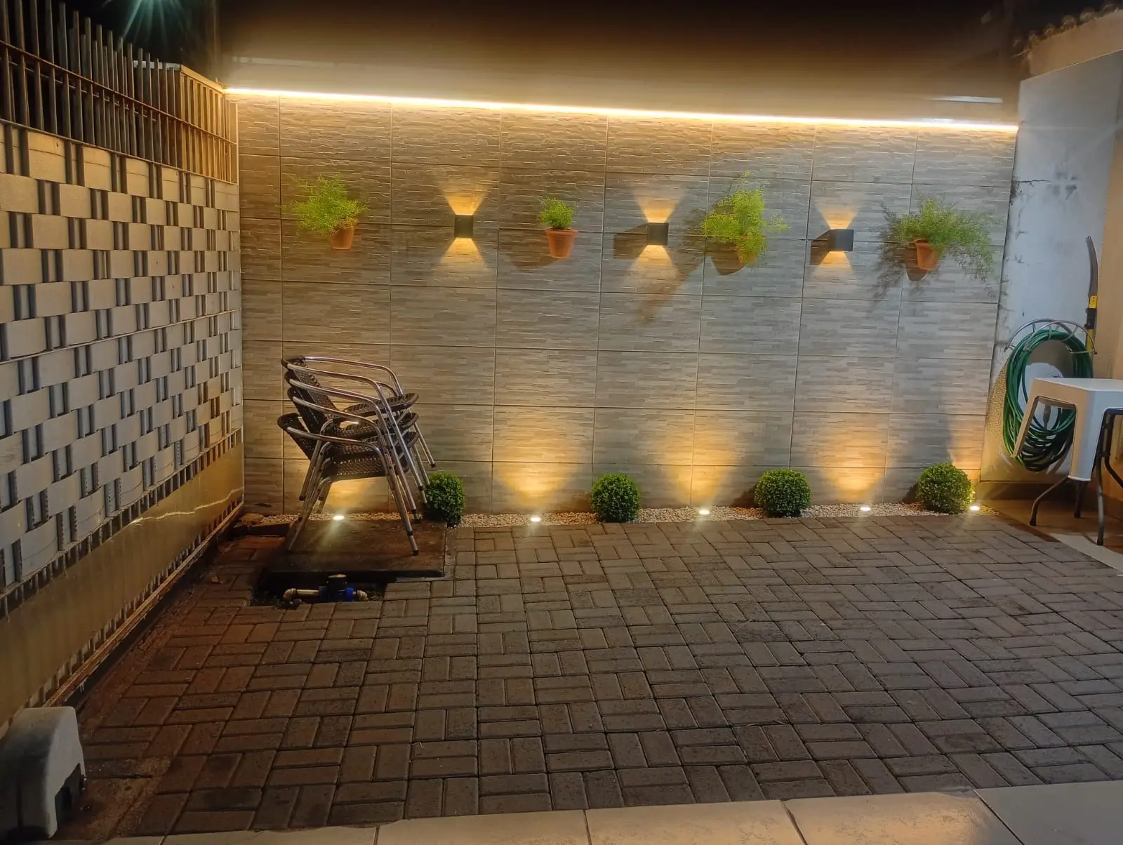 Muro com iluminação LED externa instalada.