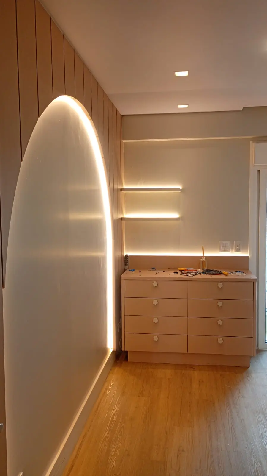 Nicho residencial com fita de LED e spots no forro.