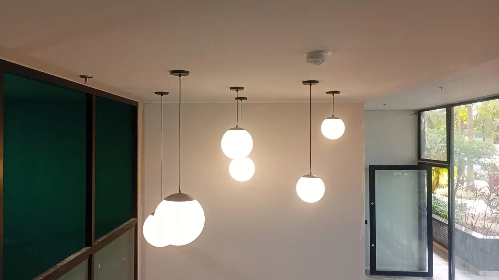 Ambiente interno com luminárias pendentes instaladas.