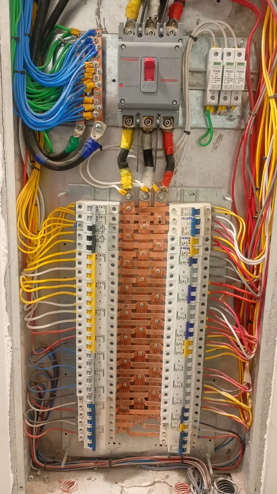 Quadro elétrico com fiação organizada e disjuntores instalados.