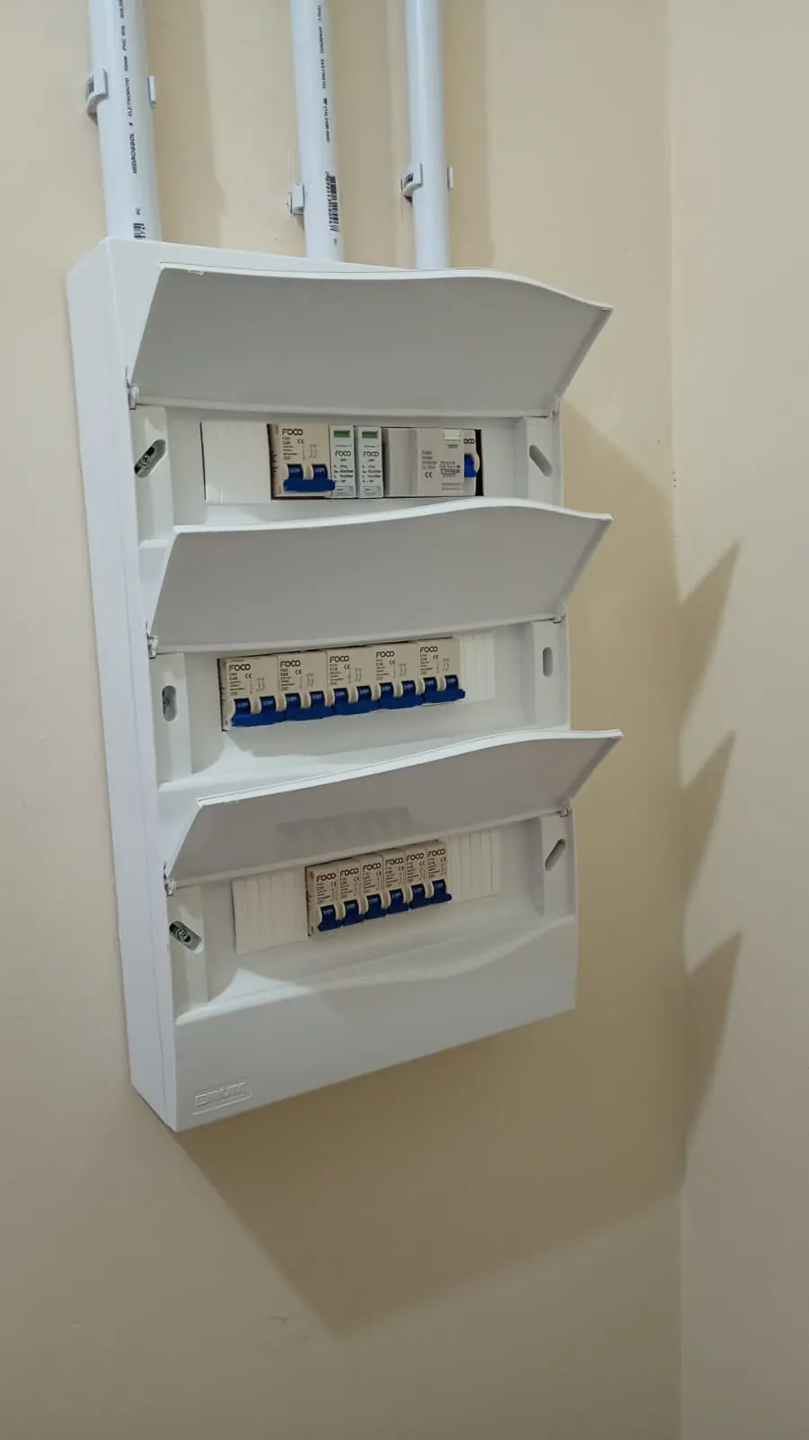 Conjunto de caixas elétricas fechadas na parede.