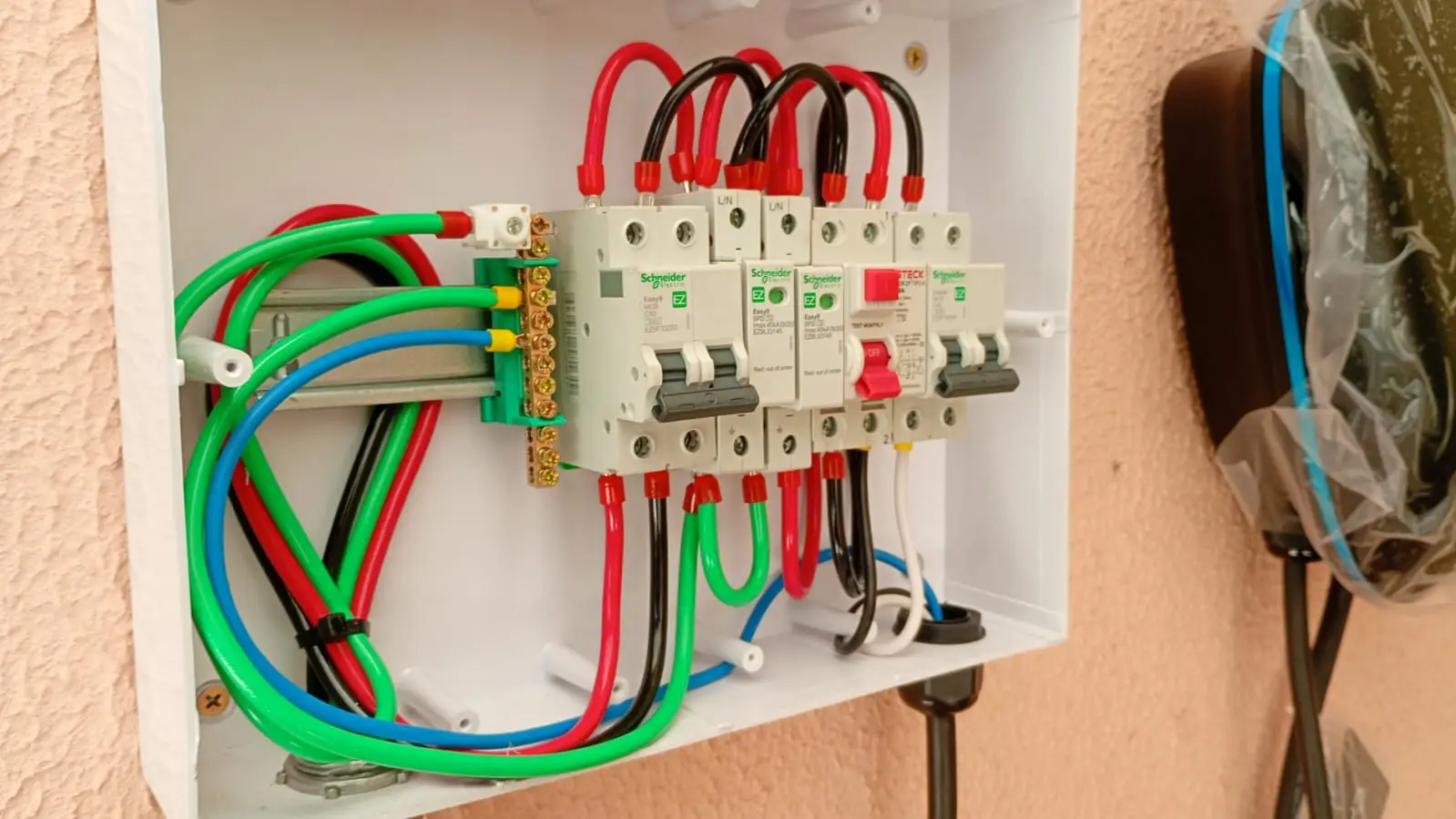 Quadro elétrico aberto instalado em parede externa.