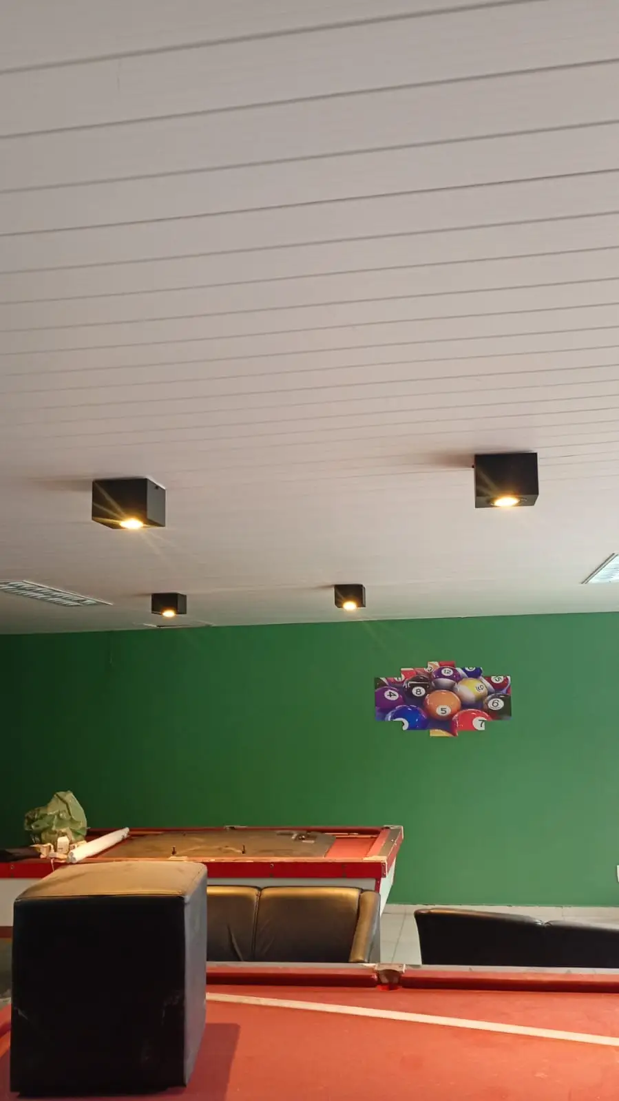 Ambiente comercial com iluminação de teto instalada.
