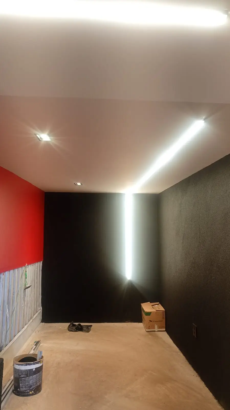 Ambiente interno com iluminação linear em LED no teto.