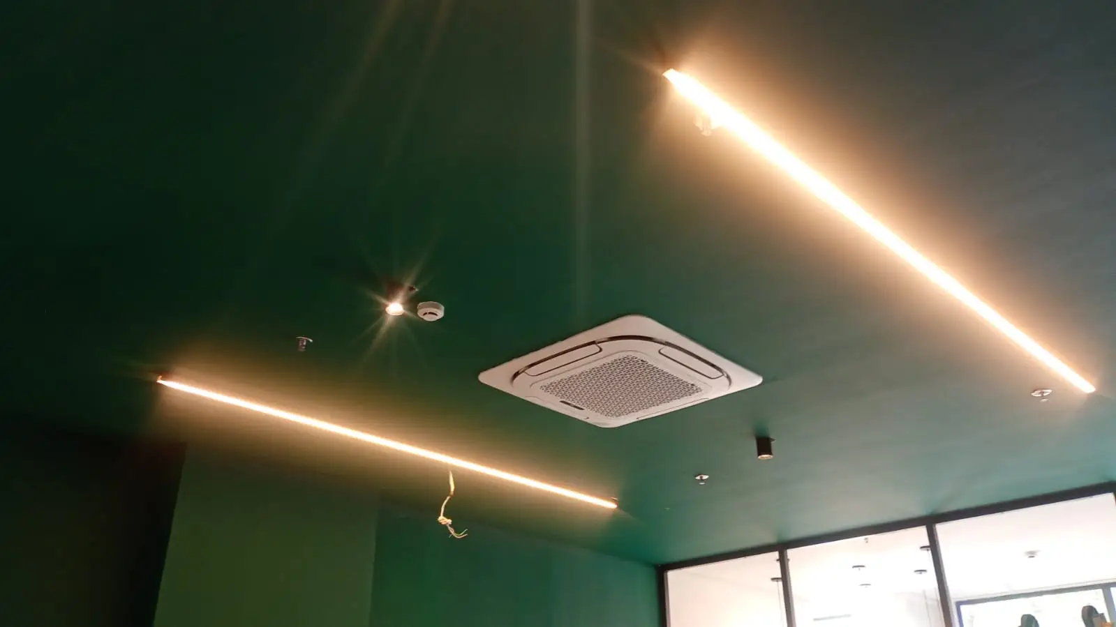 Teto com iluminação linear em LED instalada.