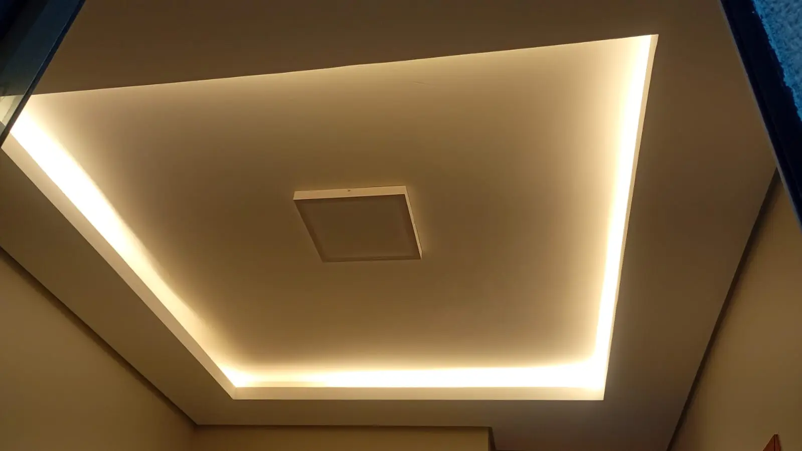 Teto rebaixado com sanca de LED e iluminação indireta.